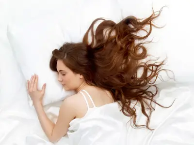 es mejor dormir con el pelo suelto o recogido
